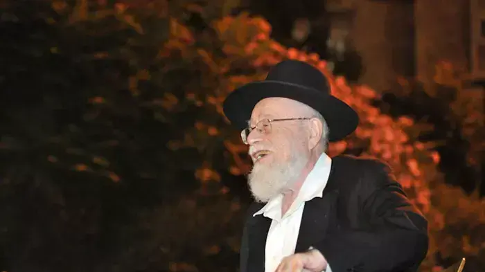 הרב דב ליאור חוזר מחקירה משטרתית בעקבות תמיכתו בספר תורת המלך, המון רב מקבל את פניו בכניסה לירושלים, יוני 2011