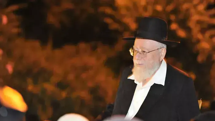 הרב דב ליאור חוזר מחקירה משטרתית בעקבות תמיכתו בספר תורת המלך, המון רב מקבל את פניו בכניסה לירושלים, יוני 2011 הרב דב ליאור חוזר מחקירה משטרתית בעקבות תמיכתו בספר תורת המלך, המון רב מקבל את פניו בכניסה לירושלים, יוני 2011