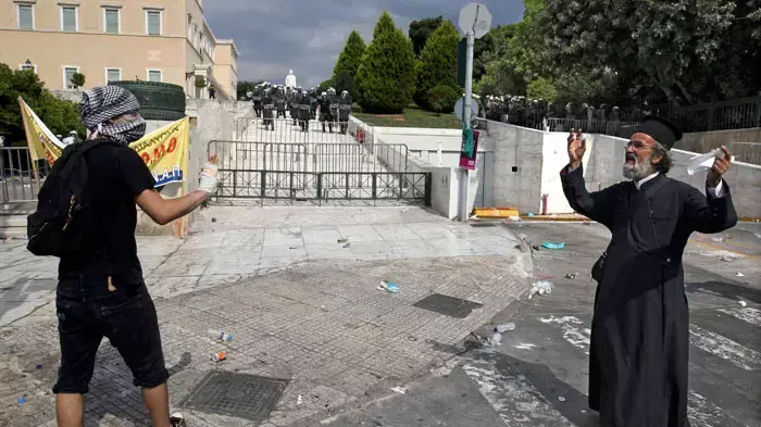 מהומות והתפרעויות במחאה על מדיניות הקיצוצים מול בניין הפרלמנט, אתונה, יוון, 28 ביוני 2011 מהומות והתפרעויות במחאה על מדיניות הקיצוצים מול בניין הפרלמנט, אתונה, יוון, 28 ביוני 2011