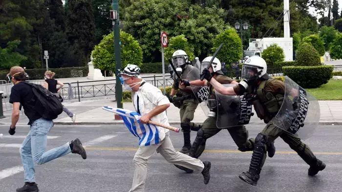 מהומות, התפרעויות וקרבות רחוב לקראת אישור הקיצוצים בפרלמנט, אתונה, יוון, 28-29 ביוני 2011