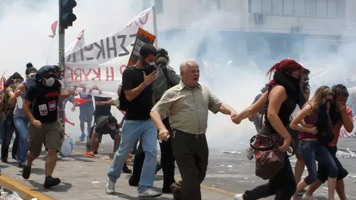 מהומות, התפרעויות וקרבות רחוב לקראת אישור הקיצוצים בפרלמנט, אתונה, יוון, 28-29 ביוני 2011