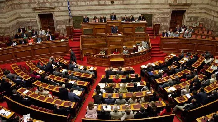 ראש ממשלת יוון ג'ורג' פפנדראו נואם בפרלמנט לפני אישור תוכנית הקיצוצים, 29 ביוני 2011