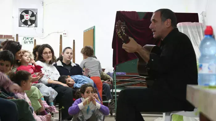 הזמר דיוויד ברוזה מנגן במקלטים בזמן מלחמת לבנון השנייה, הזמר דיוויד ברוזה מנגן במקלטים בזמן מלחמת לבנון השנייה,
