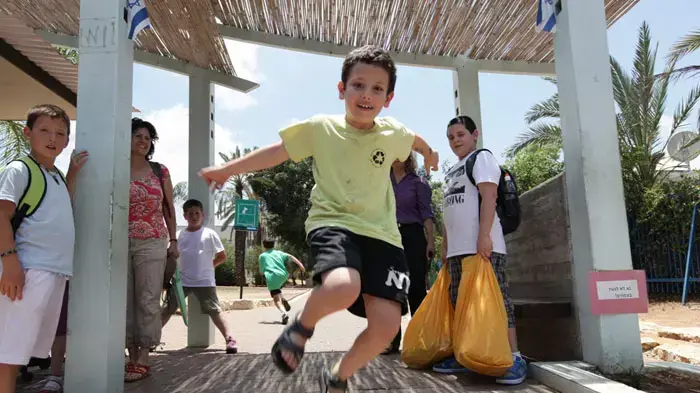 ילדי בית הספר דוד ילין יוצאים לחופש הגדול, יוני 2011 ילדי בית הספר דוד ילין יוצאים לחופש הגדול, יוני 2011