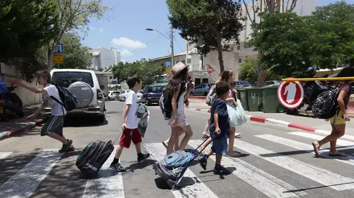 ילדי בית הספר דוד ילין יוצאים לחופש הגדול, יוני 2011