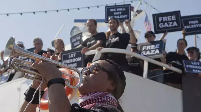 מנגנים על סיפון ספינת הסיוע האמריקאית במשט לעזה, יוני 2011 מנגנים על סיפון ספינת הסיוע האמריקאית במשט לעזה, יוני 2011