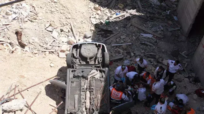 אמא ובת צנחו עם רכבם לבור הענק ברחוב עזרא, ונפצעו בנס באורח קל בלבד, יולי 2011 אמא ובת צנחו עם רכבם לבור הענק ברחוב עזרא, ונפצעו בנס באורח קל בלבד, יולי 2011