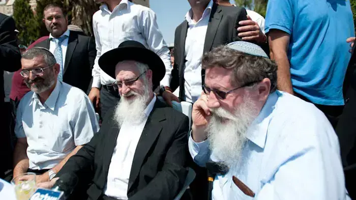 עצרת תמיכה ברב יעקב יוסף לאחר שחרורו מחקירה בעקבות תמיכתו בספר תורת המלך, יולי 2011