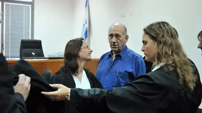ראש הממשלה לשעבר אהוד אולמרט במשפטו, יולי 2011