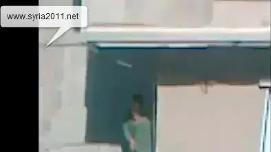מתוך סרטון שהועלה ליוטיוב בו צלם מתעד לכאורה צלף שירה בו למוות כעבור שניות, בעיר חומס, סוריה