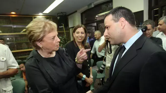 לחיצת היד בין נשיאת ביהמש העליון דורית בייניש לבין דורון ברזילי יו"ר לשכת עורכי הדין, יולי 2011 לחיצת היד בין נשיאת ביהמש העליון דורית בייניש לבין דורון ברזילי יו"ר לשכת עורכי הדין, יולי 2011