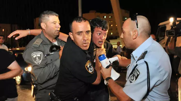 חסימות כבישים בגשר המיתרים בכניסה לירושלים לאחר עצרת התמיכה בדב ליאור ויעקב יוסף, יולי 2011 חסימות כבישים בגשר המיתרים בכניסה לירושלים לאחר עצרת התמיכה בדב ליאור ויעקב יוסף, יולי 2011