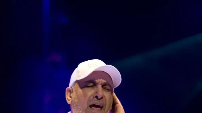 עופר לוי בהופעה בקיסריה