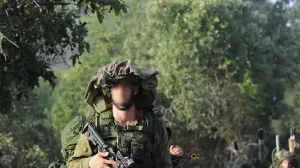 חיילי יחידת הכלבנים של צה"ל 'עוקץ עם כלביהם חיילי יחידת הכלבנים של צה"ל 'עוקץ עם כלביהם