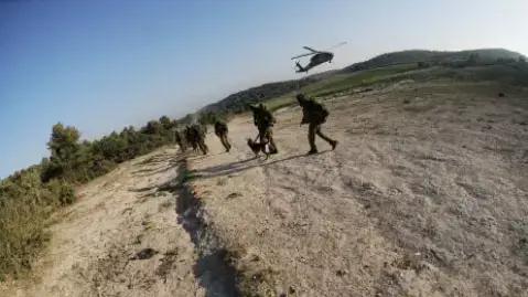 חיילי יחידת הכלבנים של צה"ל 'עוקץ' עם כלביהם חיילי יחידת הכלבנים של צה"ל 'עוקץ' עם כלביהם