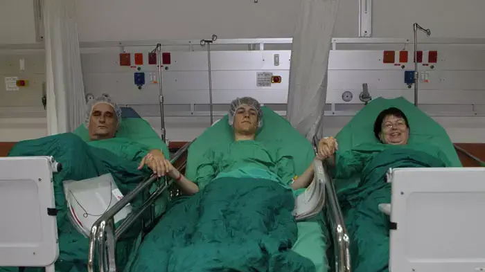 מימין: מלכה מגן, בוב ריינהום וניסים פרחי תורמי הכליה מימין: מלכה מגן, בוב ריינהום וניסים פרחי תורמי הכליה
