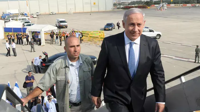 בנימין נתניהו בשיחת הארכות לקראת טיסתו לבולגריה ורומניה, יולי 2011 בנימין נתניהו בשיחת הארכות לקראת טיסתו לבולגריה ורומניה, יולי 2011