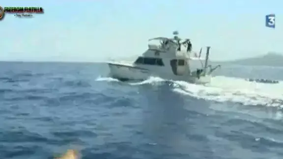 מתוך סרטון תעמולה שהועלה ליוטיוב, בו נראית היאכטה הצרפתית (כבוד" ("Dignite  Al Karama") שהצליחה לחמוק מהרשויות ביוון ולצאת להפלגה לעבר עזה