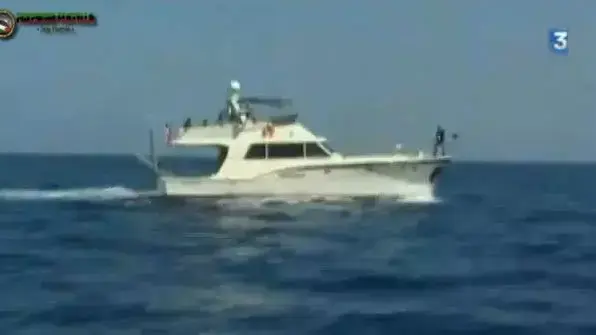 מתוך סרטון תעמולה שהועלה ליוטיוב, בו נראית היאכטה הצרפתית (כבוד" ("Dignite Al Karama") שהצליחה לחמוק מהרשויות ביוון ולצאת להפלגה לעבר עזה מתוך סרטון תעמולה שהועלה ליוטיוב, בו נראית היאכטה הצרפתית (כבוד" ("Dignite Al Karama") שהצליחה לחמוק מהרשויות ביוון ולצאת להפלגה לעבר עזה