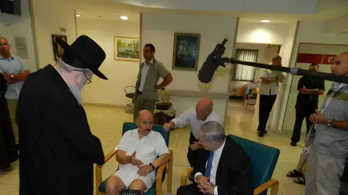 סגן שר הבריאות יעקב ליצמן וראש הממשלה בנימין נתניהו ערכו הבוקר, ביקור פתע, במעון לניצולי שואה, בביה"ח לתשושי נפש בבאר יעקב, יולי 2011 סגן שר הבריאות יעקב ליצמן וראש הממשלה בנימין נתניהו ערכו הבוקר, ביקור פתע, במעון לניצולי שואה, בביה"ח לתשושי נפש בבאר יעקב, יולי 2011