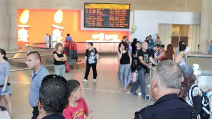 הערכות משטרתית בנמל תעופה בן גוריון לקראת מטס הפעילים הפרו פלסטינים, יולי 2011 הערכות משטרתית בנמל תעופה בן גוריון לקראת מטס הפעילים הפרו פלסטינים, יולי 2011