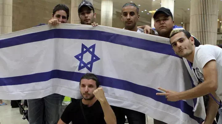 צעירים צרפתים מנתניה לקראת גיוס לצה"ל מפגינים נגד המטס לעזה צעירים צרפתים מנתניה לקראת גיוס לצה"ל מפגינים נגד המטס לעזה