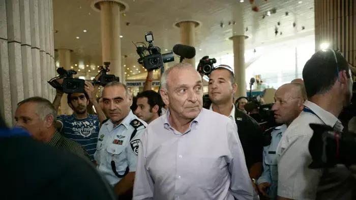 יצחק אהרונוביץ', השר לביטחון פנים בנמל התעופה בן גוריון לקראת מטס הפעילים בפרו פלסטינים, יולי 2011 יצחק אהרונוביץ', השר לביטחון פנים בנמל התעופה בן גוריון לקראת מטס הפעילים בפרו פלסטינים, יולי 2011