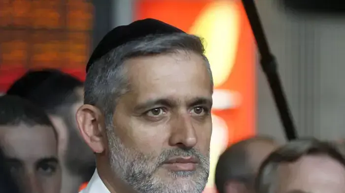 שר הפנים אלי ישי בנמל התעופה בן גוריון לקראת מטס הפעילים בפרו פלסטינים, יולי 2011