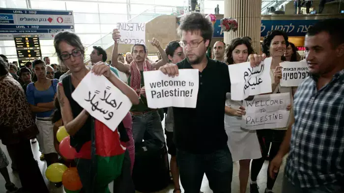 פעילי שמאל מישראל בהפגנה בנמל תעופה בן גוריון, יולי 2011