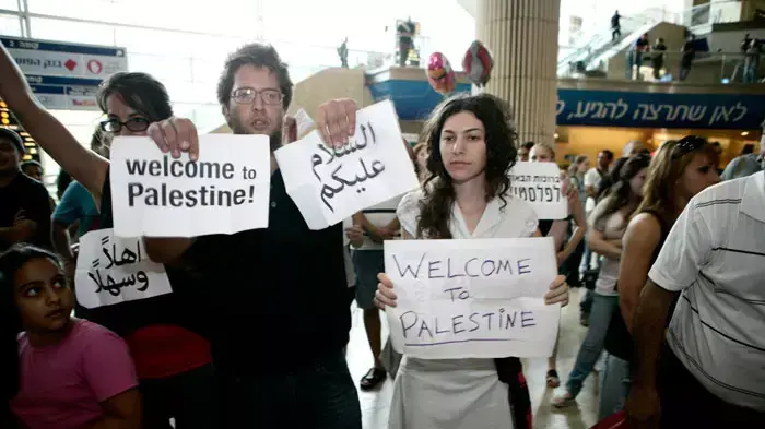 פעילי שמאל מישראל בהפגנה בנמל תעופה בן גוריון, יולי 2011