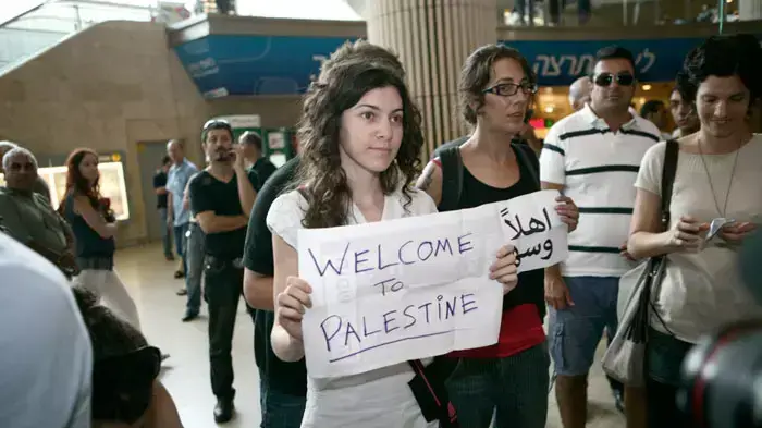 פעילי שמאל מישראל בהפגנה בנמל תעופה בן גוריון, יולי 2011 פעילי שמאל מישראל בהפגנה בנמל תעופה בן גוריון, יולי 2011