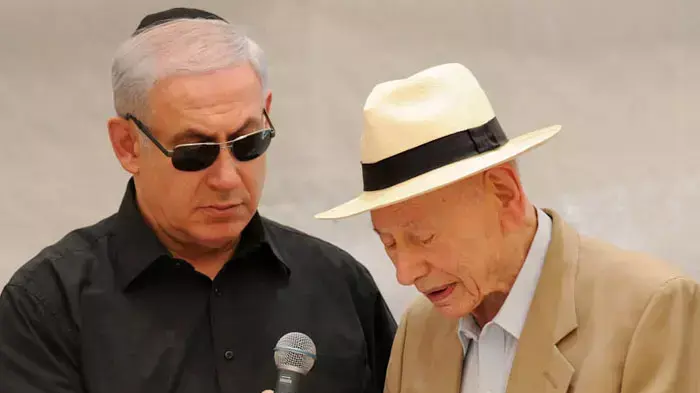 בן ציון נתניהו יחד עם בנו ראש הממשלה בנימין נתניהו באזכרה לאחיו יונתן שנהרג במבצע יונתן, יולי 2011 בן ציון נתניהו יחד עם בנו ראש הממשלה בנימין נתניהו באזכרה לאחיו יונתן שנהרג במבצע יונתן, יולי 2011