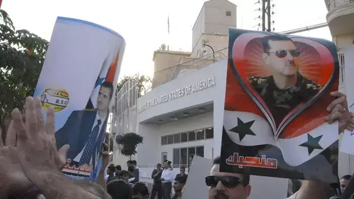 הפגנה של תומכי בשאר אסד מול שגרירות ארה"ב, דמשק, סוריה, 8 ביולי 2011