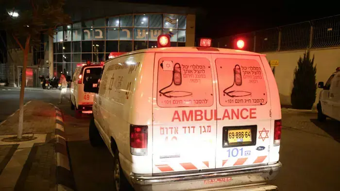 אמבולנסים מחכים לפצועים ולהרוגה אשר נוחתים מגיורגיה, יולי 2011