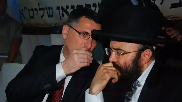 שר החינוך גדעון סער בהילולה אצל הרב איפרגן, הרנטגן, יולי 2011 שר החינוך גדעון סער בהילולה אצל הרב איפרגן, הרנטגן, יולי 2011