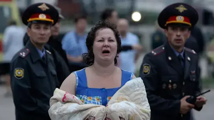 ניצולים וקרוביהם סמוך לטביעת האוניה "בולגריה" בנהר הוולגה, קזאן, רוסיה, 10 ביולי 2011 ניצולים וקרוביהם סמוך לטביעת האוניה "בולגריה" בנהר הוולגה, קזאן, רוסיה, 10 ביולי 2011