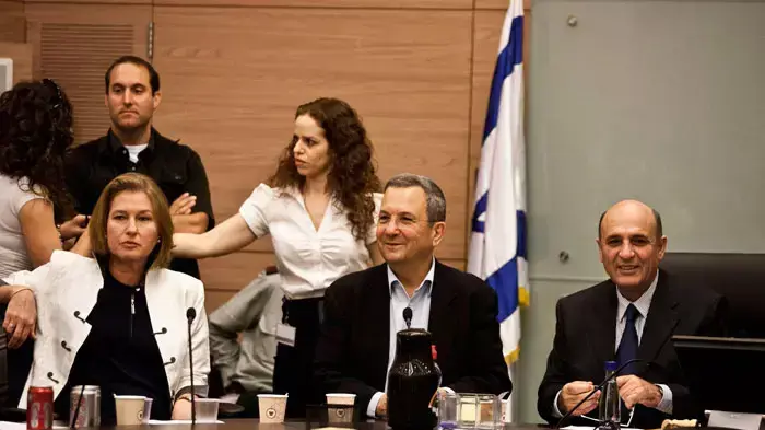 יושבת ראש האופוזיציה, ציפי לבני, שאול מופז ואהוד ברק בועדת חוץ וביטחון בכנסת, יולי 2011 יושבת ראש האופוזיציה, ציפי לבני, שאול מופז ואהוד ברק בועדת חוץ וביטחון בכנסת, יולי 2011