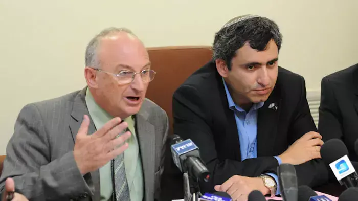 זאב אלקין יוזם חוק החרם לקראת ההצבעה במליאת הכנסת על החוק, יולי 2011
