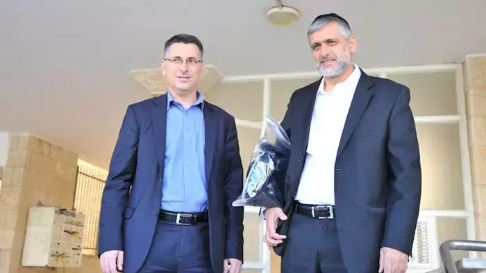 השר גדעון סער ואלי ישי בחוץ לביתו של הרב עובדיה יוסף, יוליל 2011 השר גדעון סער ואלי ישי בחוץ לביתו של הרב עובדיה יוסף, יוליל 2011