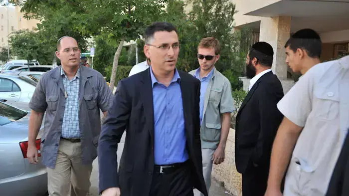 שר החינוך גדעון סער בביתו של הרב עובדיה יוסף, יולי 2011