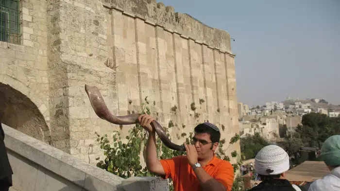 אלעזר קיזן גבאי בית הכנסת אור הצפון בנצרת עילית אלעזר קיזן גבאי בית הכנסת אור הצפון בנצרת עילית