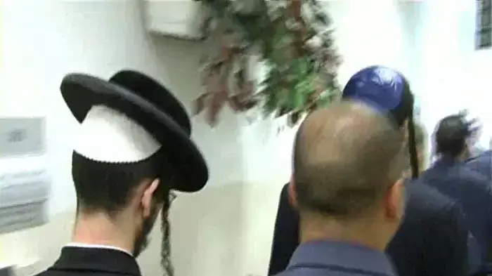 הוארך מעצר החשודים בתקיפת שוטרים בי-ם