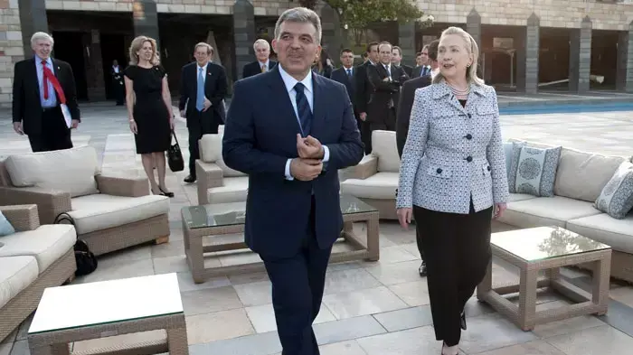 שרת החוץ של ארה"ב הילרי קלינטון עם נשיא טורקיה עבדוללה גול באיסטנבול, יולי 2011 שרת החוץ של ארה"ב הילרי קלינטון עם נשיא טורקיה עבדוללה גול באיסטנבול, יולי 2011