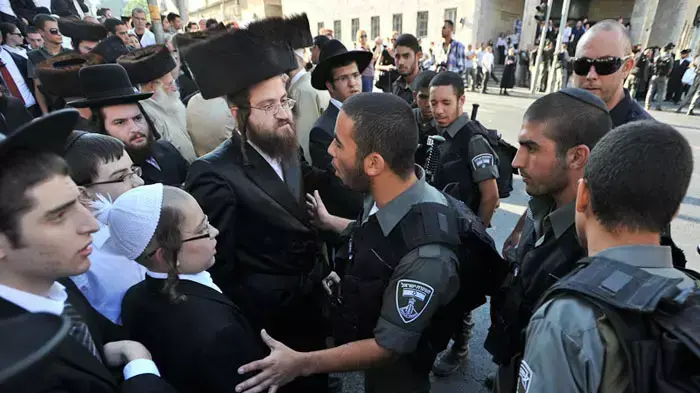 חרדים מפגינים נגד פתיחת חניון קרתא בירושלים חרדים מפגינים נגד פתיחת חניון קרתא בירושלים