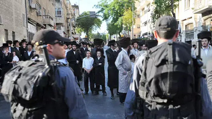 חרדים מפגינים נגד פתיחת חניון קרתא בירושלים