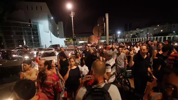 מפגינים מיוזמת "שבוע הזעם" הפגינו בתל אביב מפגינים מיוזמת "שבוע הזעם" הפגינו בתל אביב