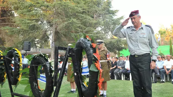 הרמטכ"ל בני גנץ בטקס אזכרה לחללי מלחמת לבנון השנייה, יולי 2011 הרמטכ"ל בני גנץ בטקס אזכרה לחללי מלחמת לבנון השנייה, יולי 2011