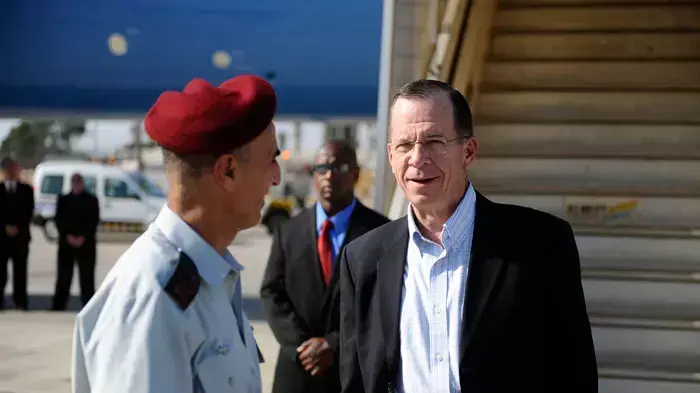 נחיתה של יו"ר המטות המשולבים מייק מאלן, יולי 2011