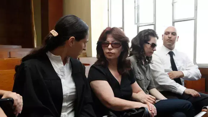 שרה קרפ בגזר דין לחשודים בהריגת אריק קרפ בחוף תל ברוך בתל אביב, יולי 2011 שרה קרפ בגזר דין לחשודים בהריגת אריק קרפ בחוף תל ברוך בתל אביב, יולי 2011