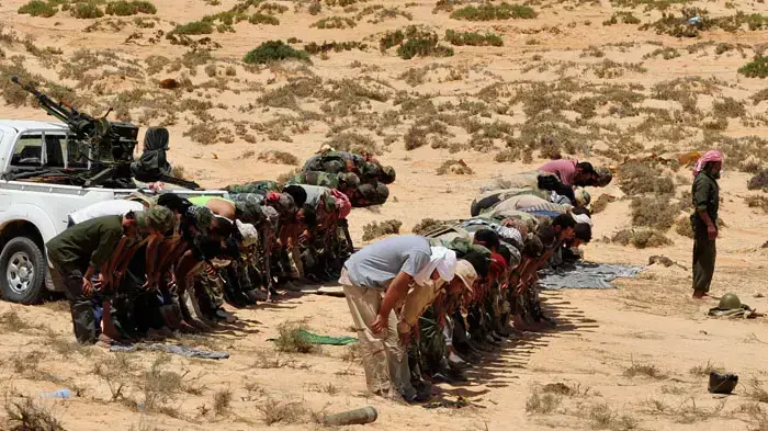 מורדים נגד שלטונו של קדאפי באזור העיר אג'דבייה, מזרח לוב, יולי 2011 מורדים נגד שלטונו של קדאפי באזור העיר אג'דבייה, מזרח לוב, יולי 2011